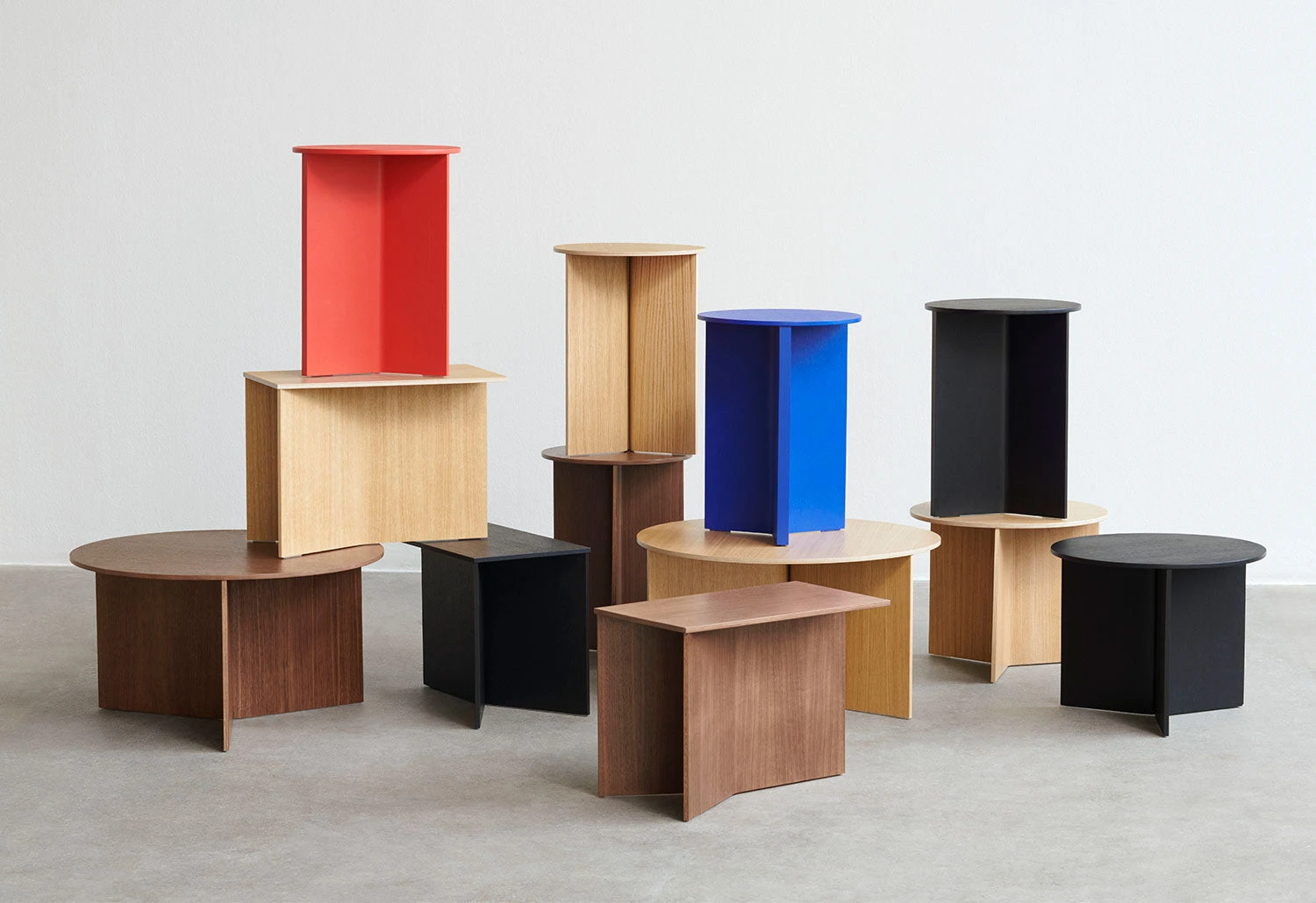 Hay Slit Table Wood, Round 4 Hay Slit Table Wood, Round - Image 2