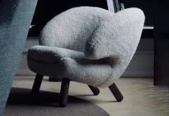 Pelican Chair, 1941 -Online Furniture Shop pelican chair feature 2