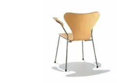 Fritz Hansen 3207 Series 7 Chair, 1955 -Online Furniture Shop twentytwentyone Fritz Hansen Arne Jacobsen 3207 armchair 2